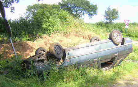 Autounfall, Auto auf dem Dach ! 