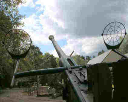 Flugabwehrkanone im Vorgarten, Nachbarschaftsstreit, 