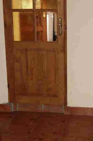 eingeschlagene Glasscheibe einer Tr im Innenraum