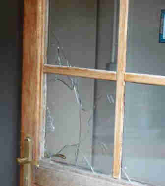 Dilettantisch geffnete Tr 