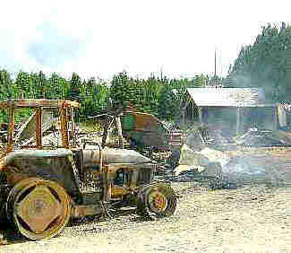 Brandstiftung auf einem Bauernhof, verbrannter Traktor