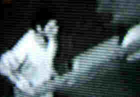 ttlicher Angriff mit einem herausgerissenene Schild